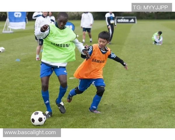 《从小小足球星到绿茵传奇：一个孩子的足球梦想与成长历程》